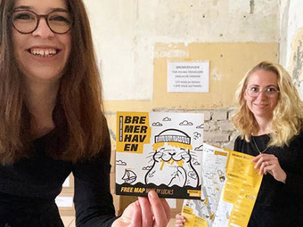 Ann-Kristin Hitzemann und Janina Freistedt mit dem USE-IT Bremerhaven Stadtplan
